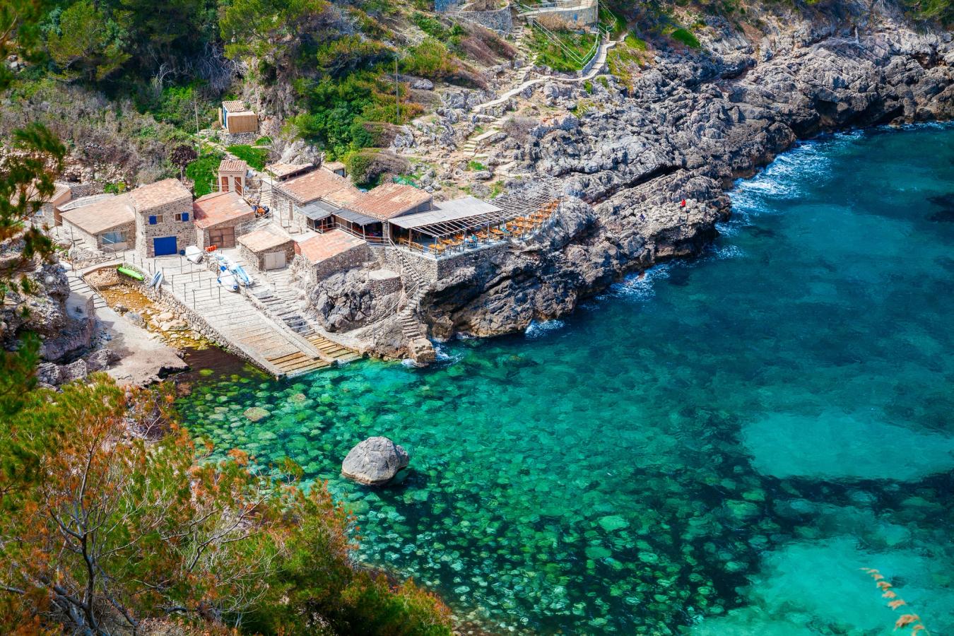 En kort gåtur fra Deia ligger den lille klippestrand Cala de Deia på Mallorca