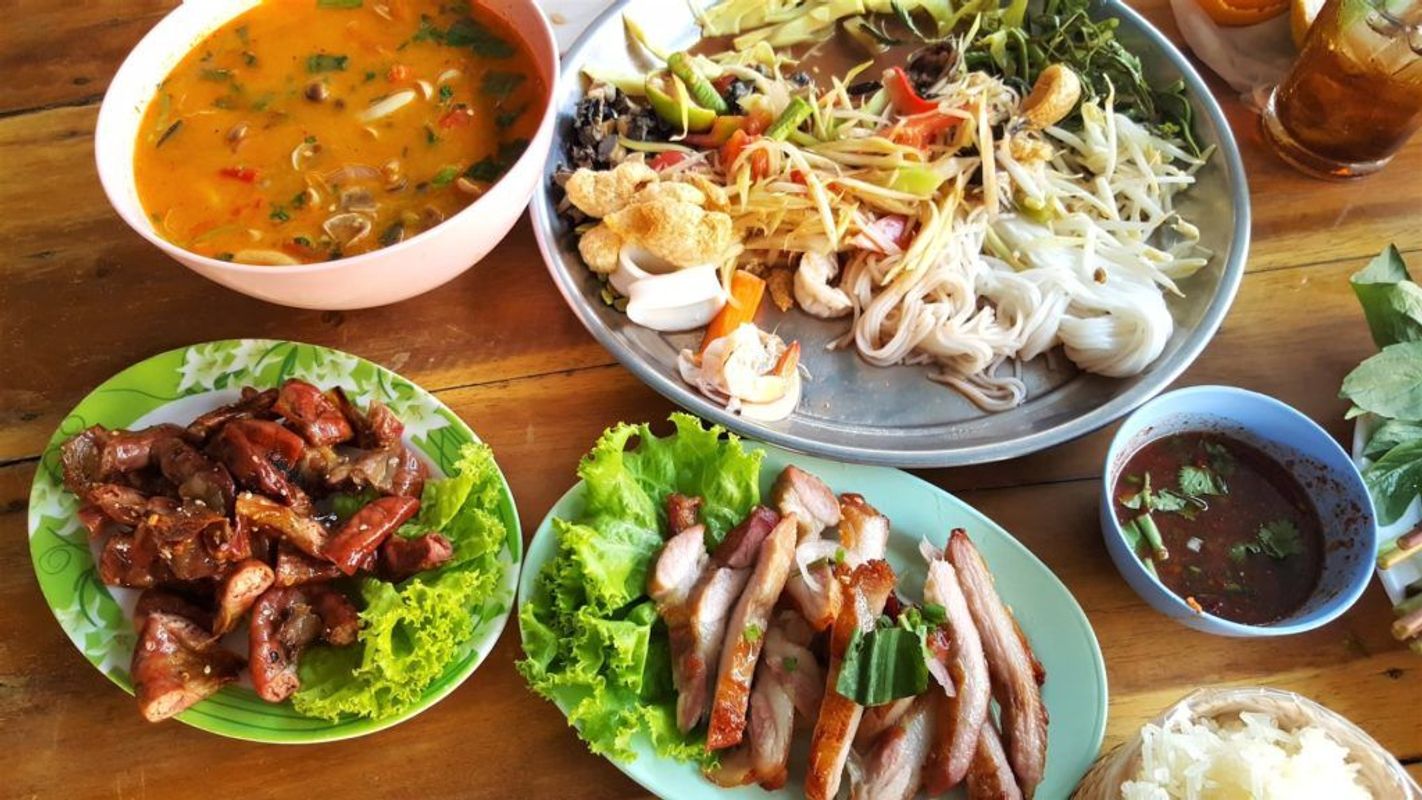 Läckra matupplevelser med lokala specialiteter på semester i Thailand