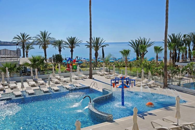 Nelia Beach Hotel & Spa har et fint bassengområde med barnebasseng, og ligger på Limanaki-stranden utenfor Ayia Napa.