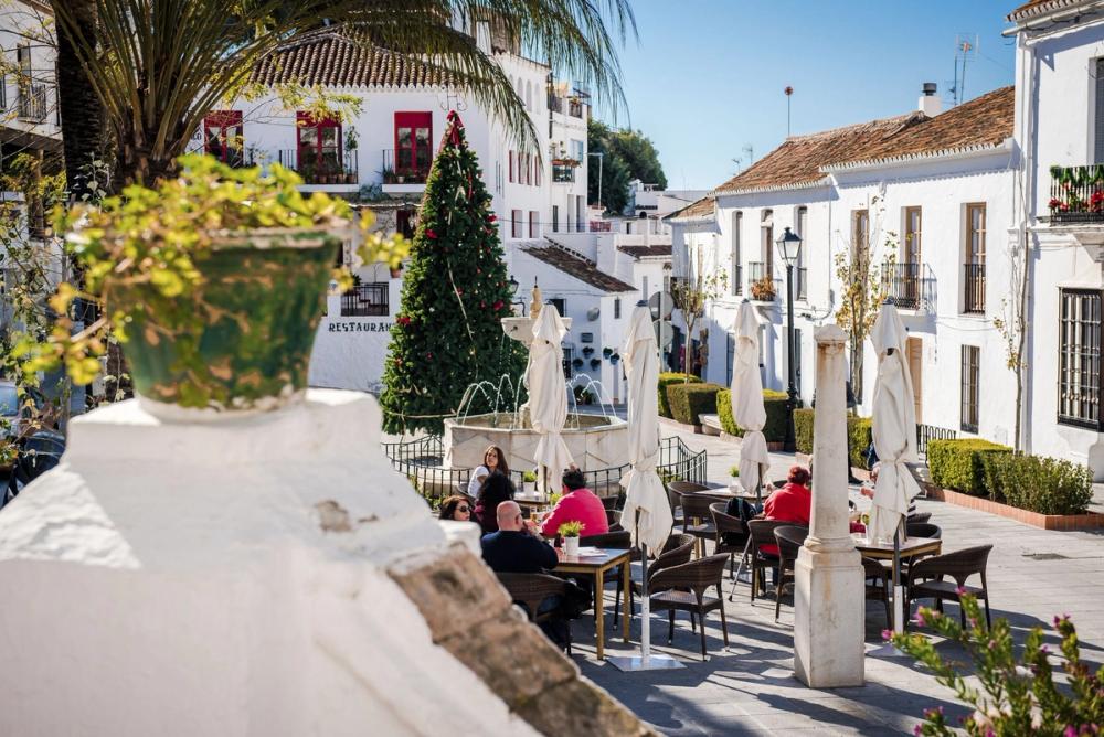 Hvidkalkede huse og hyggelig udendørs servering i Mijas på Costa del Sol i Spanien