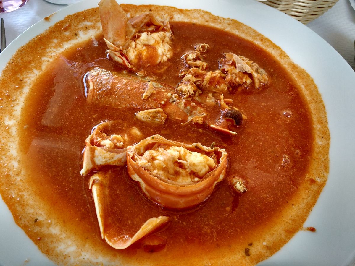 Nyt den tradisjonelle hummergryten caldereta de langosta på Menorca