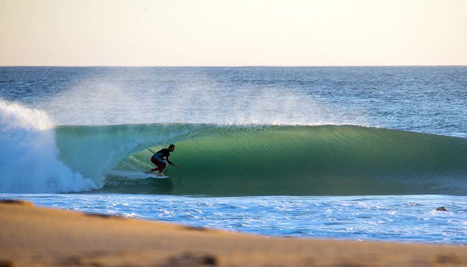 En surfer i Lisboa-regionen i Portugal