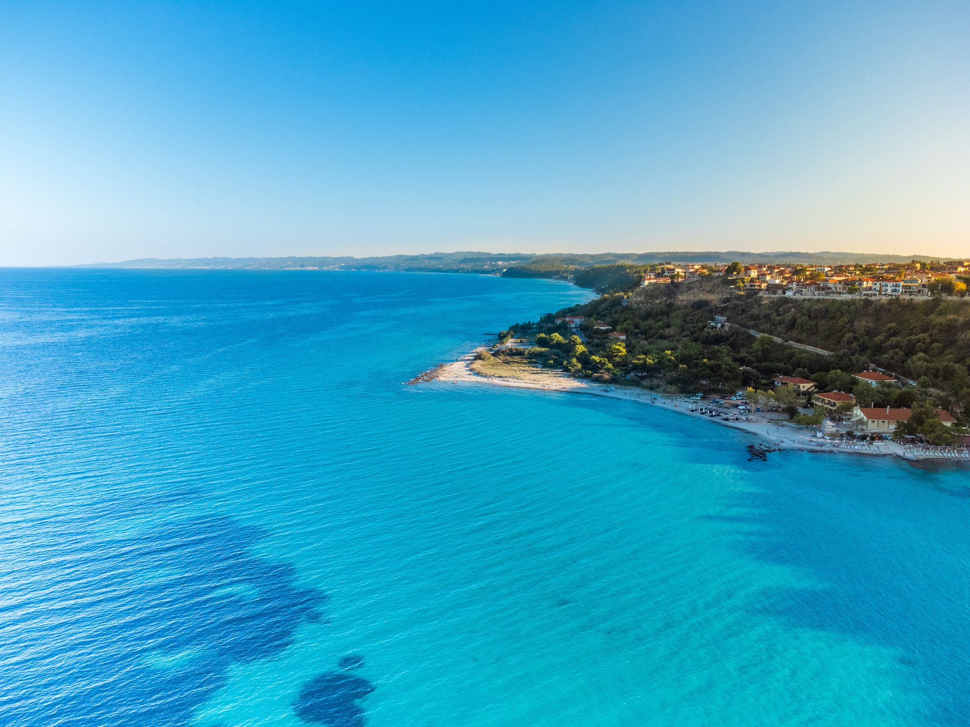 Utsikt over det krystallklare havet og strendene i Afitos på Kassandrahalvøya i Halkidiki, Hellas