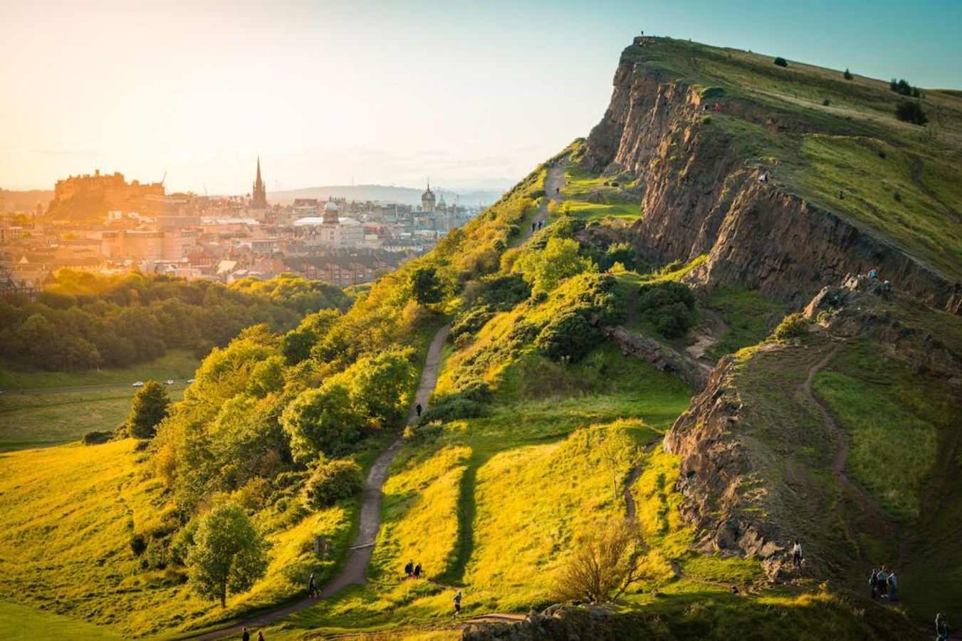 Utsikt over Arthur's Seat med Edinburgh i horisonten