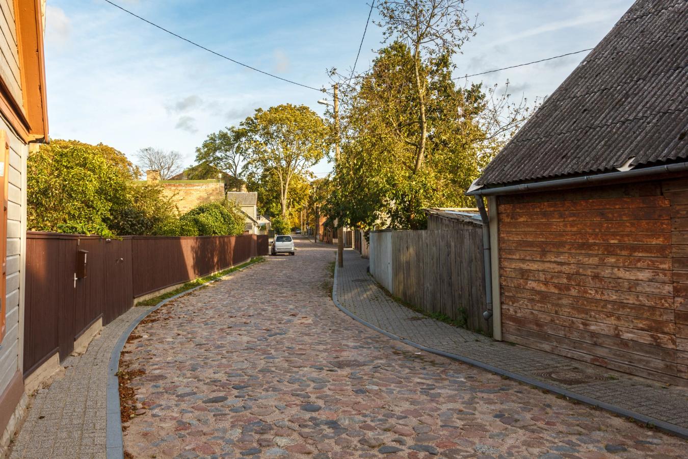 Gatuvy från den gamla staden Ostgals i Ventspils, Lettland