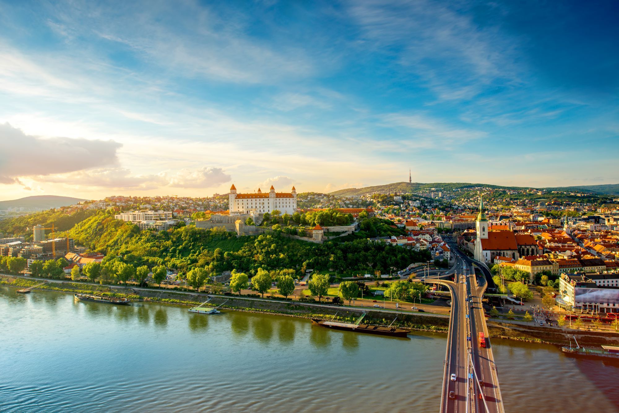 Utsikt over elven Donau og byen Bratislava i Slovakia
