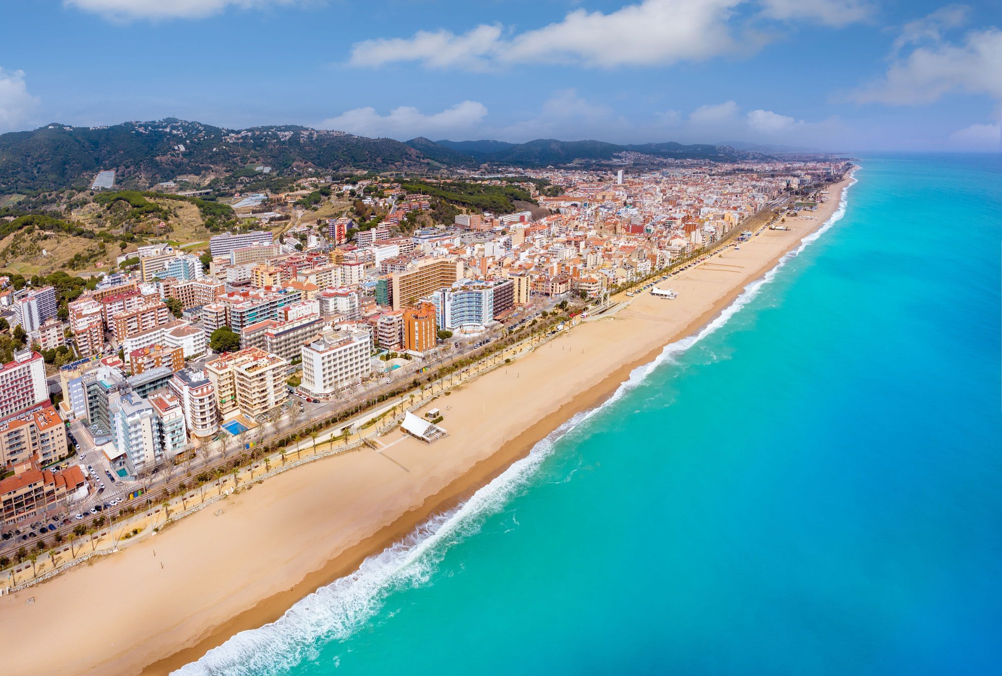 Panoramautsikt over den langstrakte stranden og det krystallklare havet i Pineda de Mar på Costa Brava