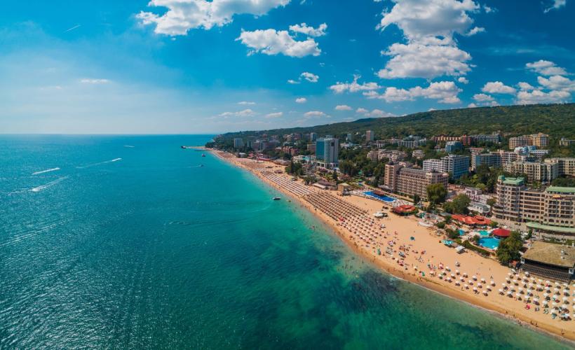 Panoramautsikt over stranden og havet i Golden Sands ved Svartehavskysten i Bulgaria