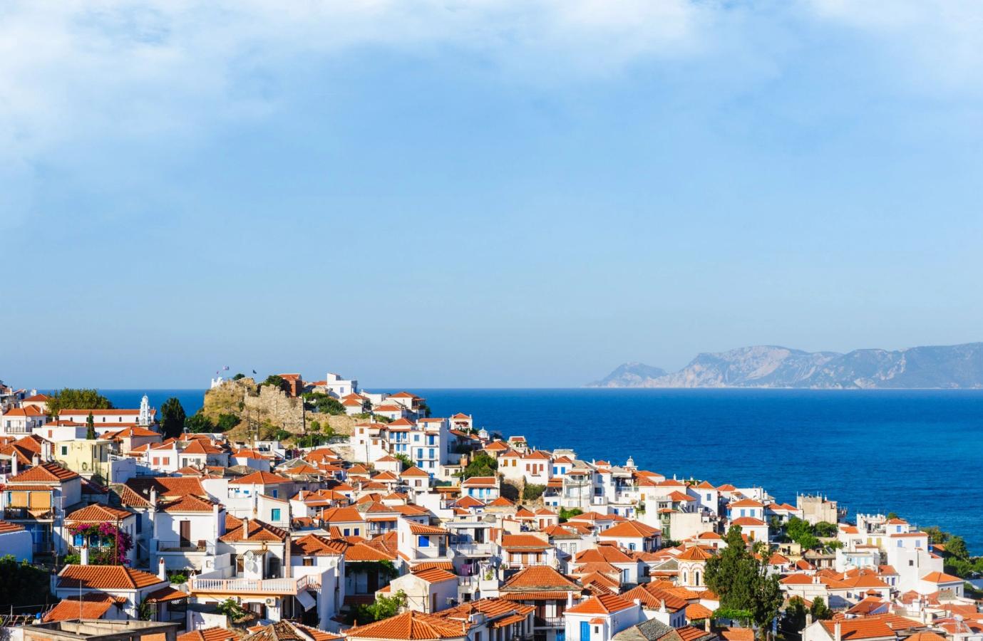 Utsikt over Skopelos by og det azurblå Egeerhavet