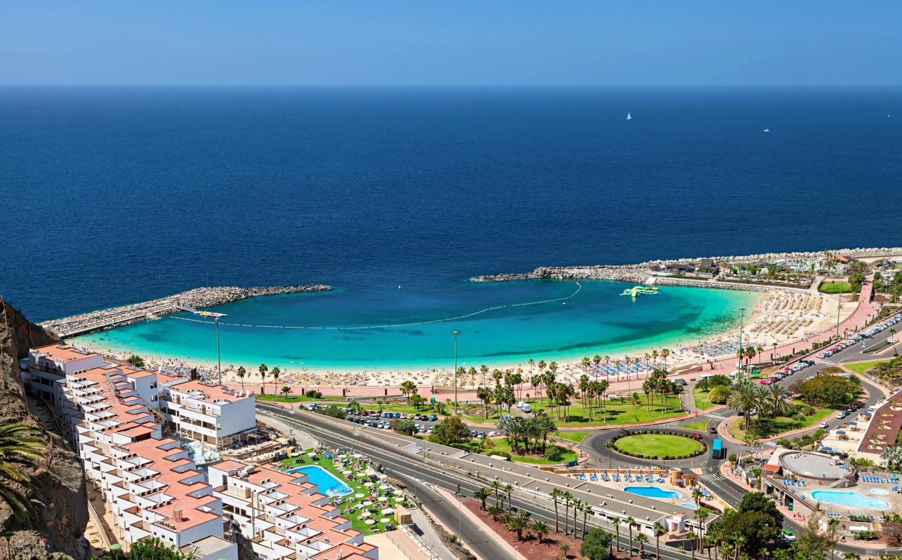 Billede af stranden Playa de Amadores, som er en af de mest populære og elskede strande på Gran Canaria