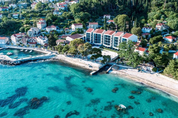 Hotel Mlini ligger vakkert til ved sjøen i Mlini utenfor Dubrovnik i Kroatia.