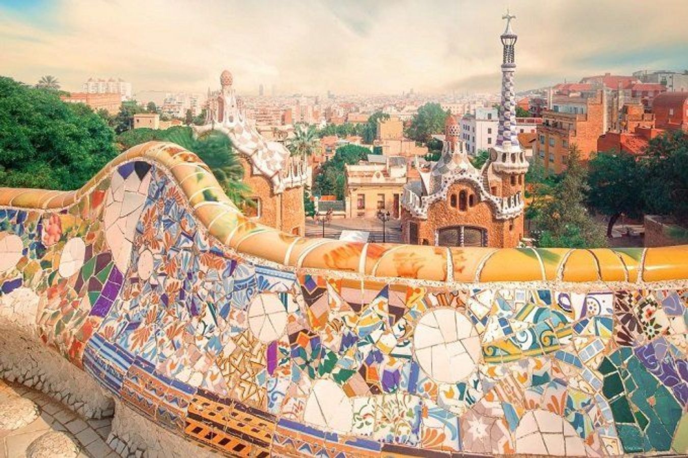 Gaudis unike arkitektur preger Barcelona her med utsikt fra Gaudiparken