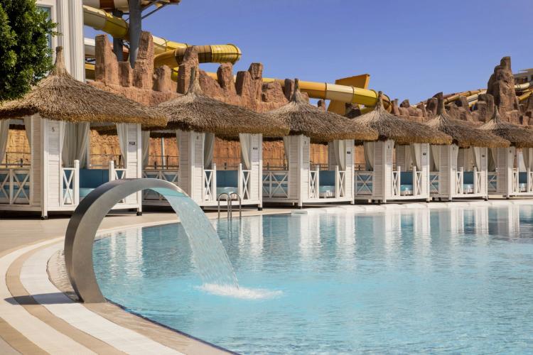 Slapp av ved bassenget på Innvista Hotels Belek i Belek, Tyrkia.