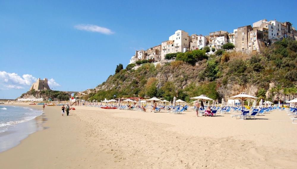 Sperlonga tronar på en klippa med utsikt över havet och den vackra sandstranden i Lazio, Italien