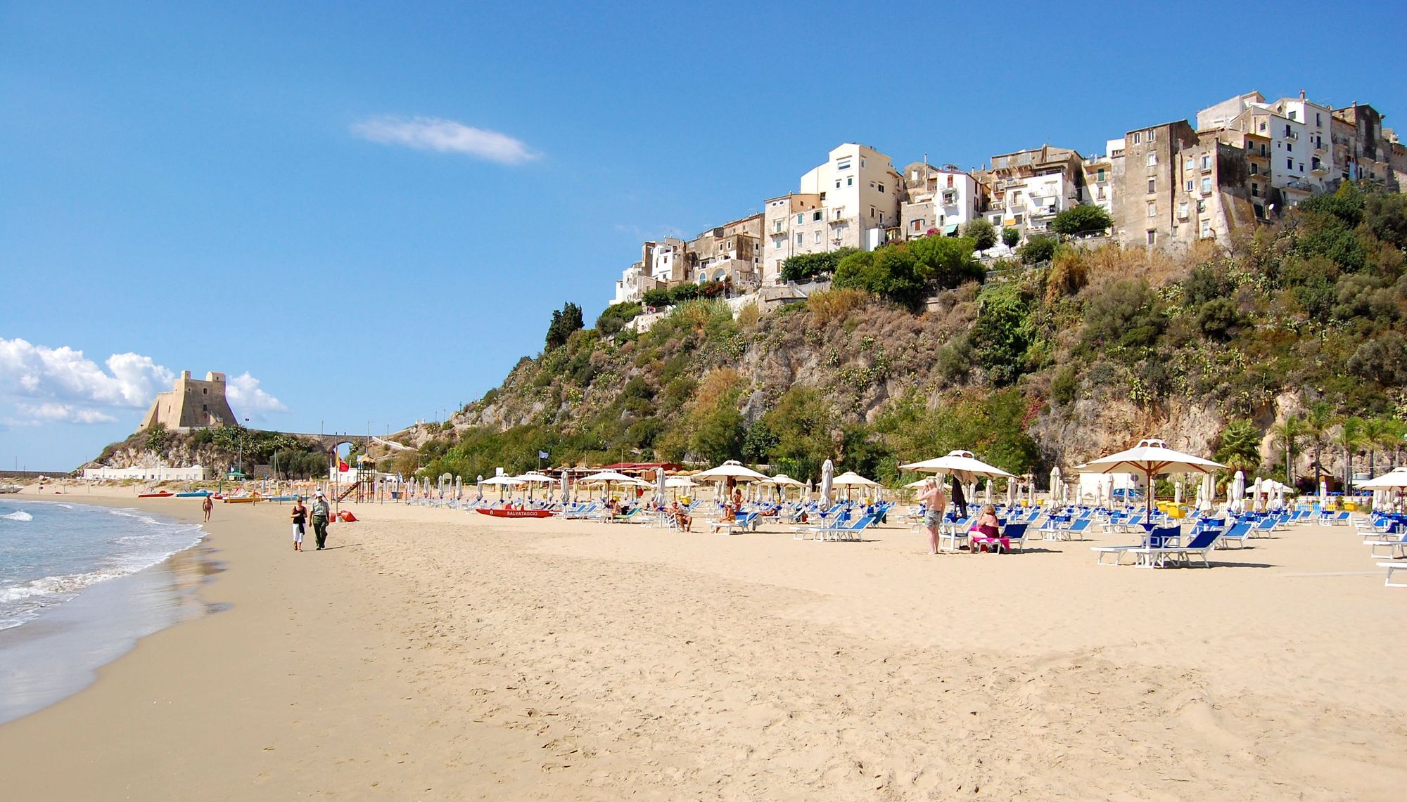 Sperlonga tronar på en klippa med utsikt över havet och den vackra sandstranden i Lazio, Italien