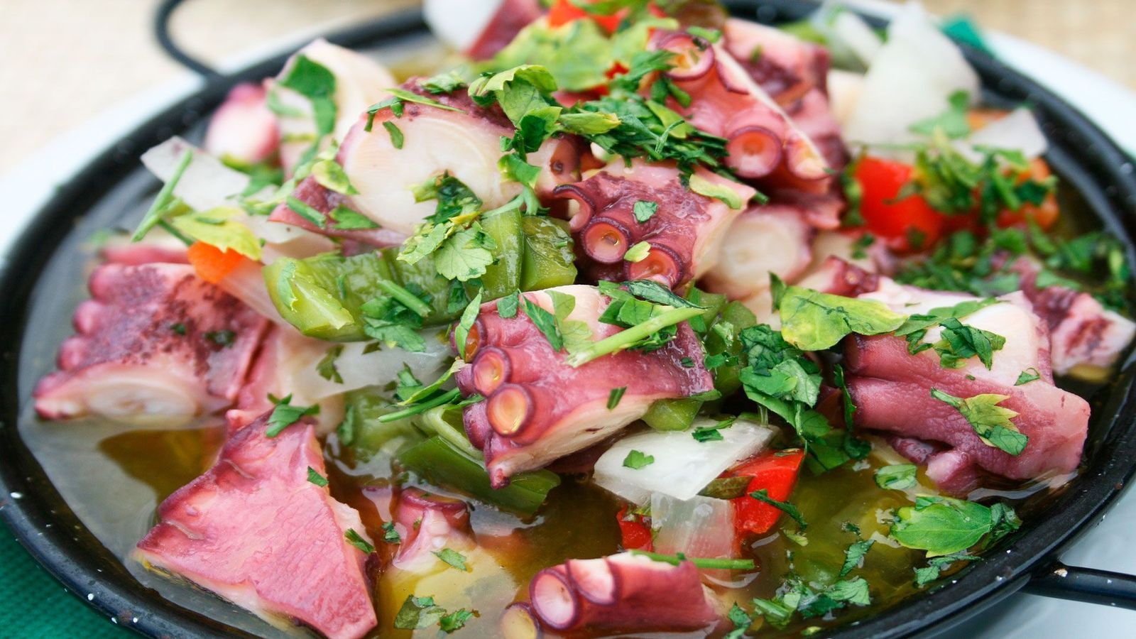 Salater med sjømat er vanlig i få servert i Playa de las Americas på Tenerife
