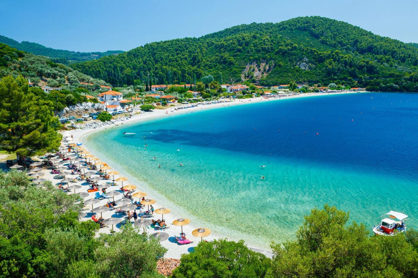 Utsikt over den vakre Panormos stranden og det turkise havet på Skopelos