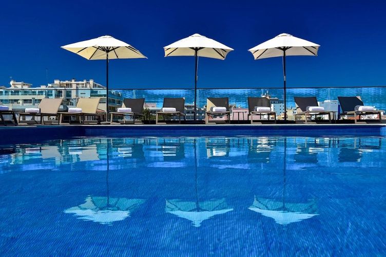 Koppla av med ett dopp i poolen på The Prime Energize i Monte Gordo i Portugal.