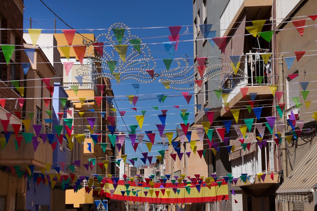 Byene dekoreres til den kjente Moror y Cristianos festivalene på Costa Blanca