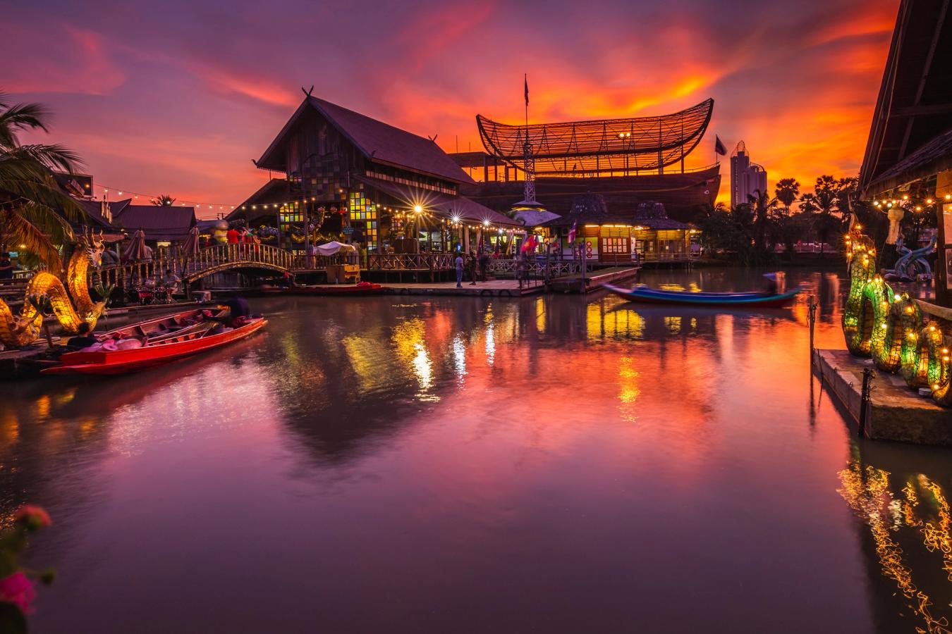 Solnedgang over det berømte Floating Market i Pattaya, Thailand.