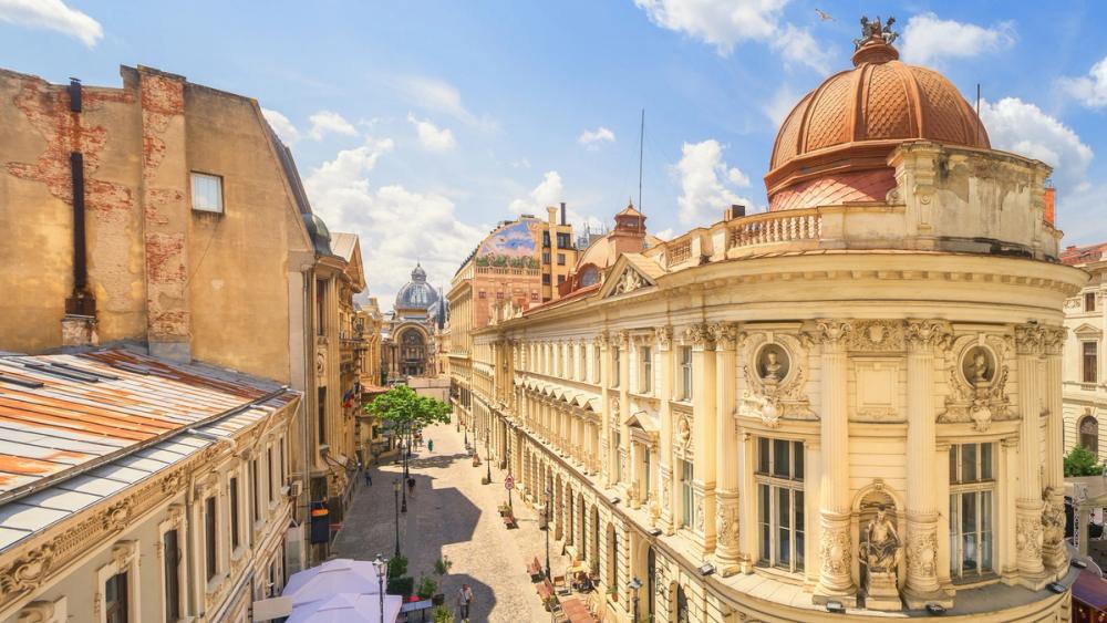 Bildet viser gammel arkitektur i gamlebyen i Bucuresti i Romania