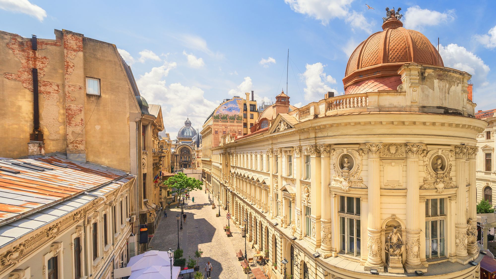 Bildet viser gammel arkitektur i gamlebyen i Bucuresti i Romania