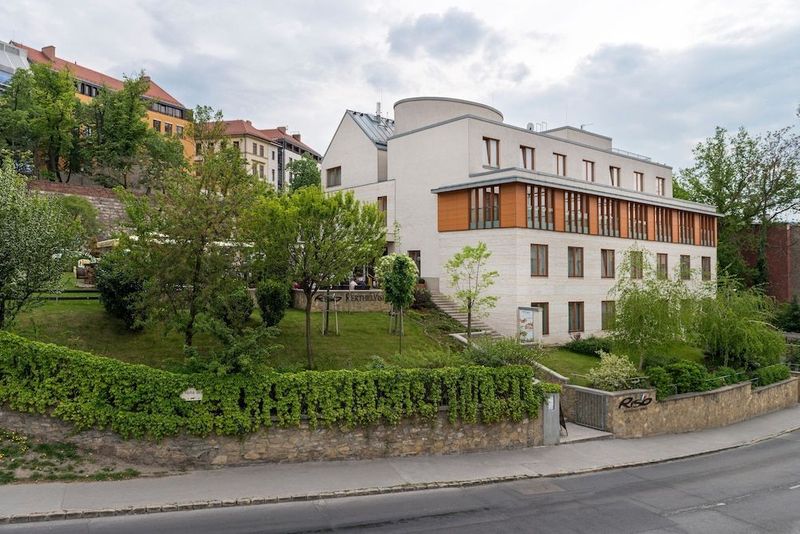Castle Garden - Image 4