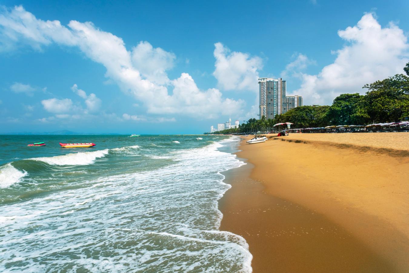 Udsigt over den lange Jomtien Beach i Pattaya, Thailand