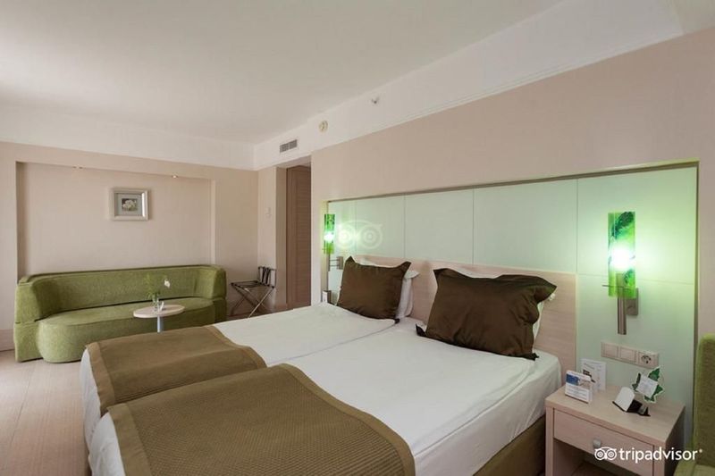 Ambassador Plaza Hotel - Image 6