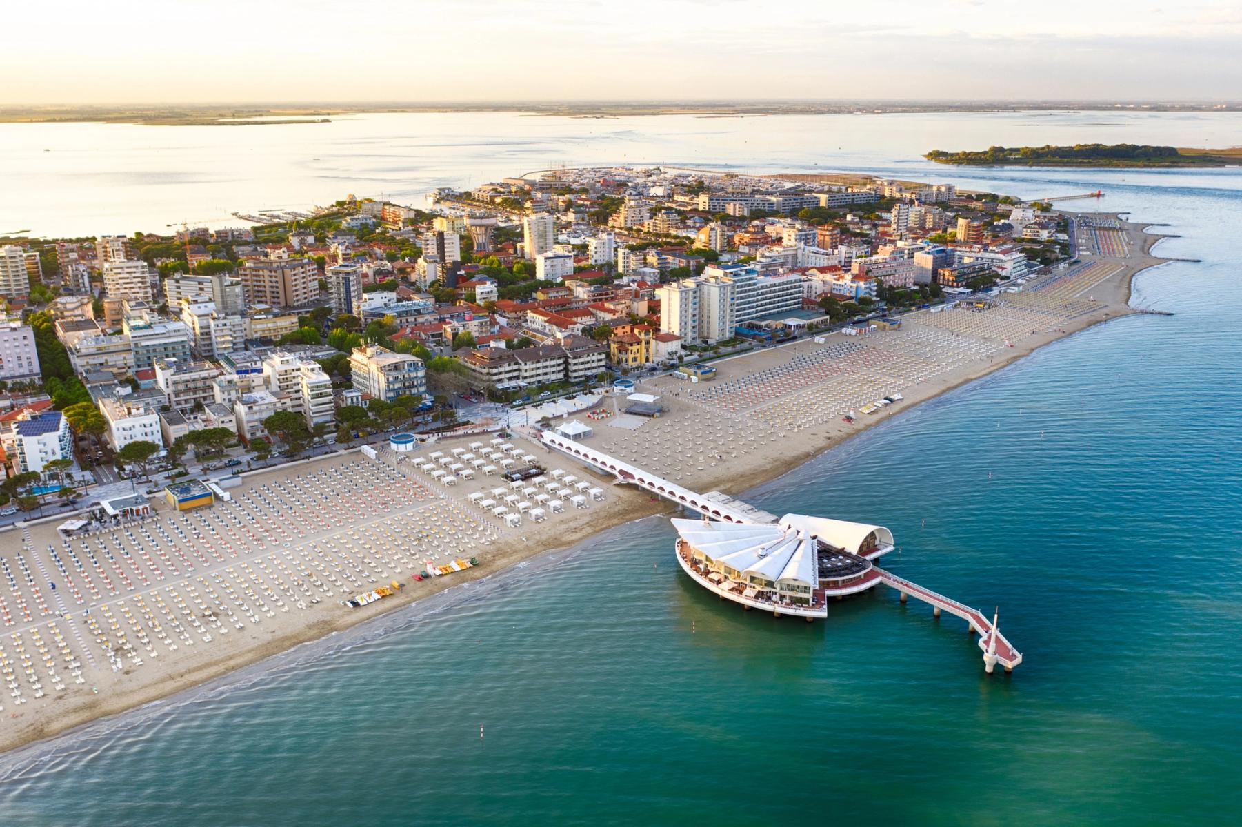 Utsikt over stranden og Adriaterhavet i Lignano Sabbiadoro i Italia
