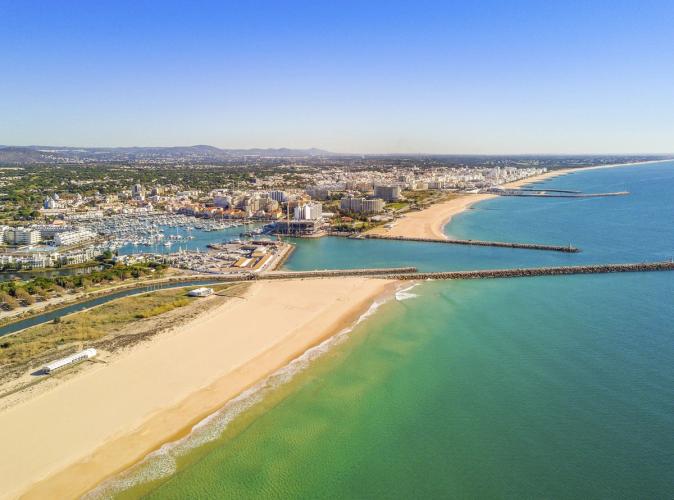 Panoramautsikt over havnen og de vakre strendene i Vilamoura på Algarve i Portugal