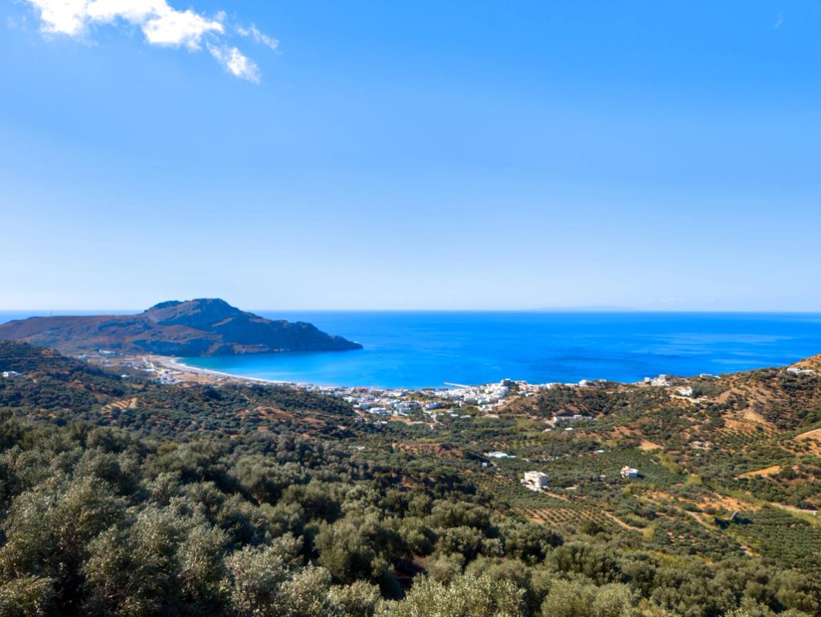 Utsikt over Plakias med den vakre naturen og det azurblå Middelhavet på Kreta