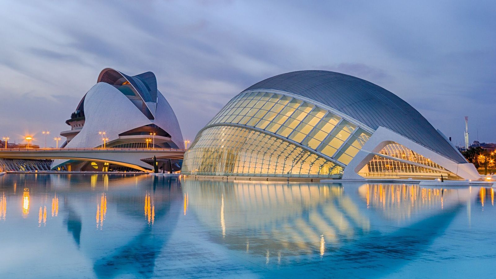 Ciudad de las Artes y las Ciencias i Valencia opplyst etter solnedgang.