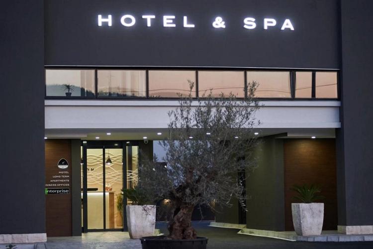 Perla Residence Hotel & SPA ligger i Podgorica i Montenegro, og tilbyr moderne innkvartering i leiligheter og rom.