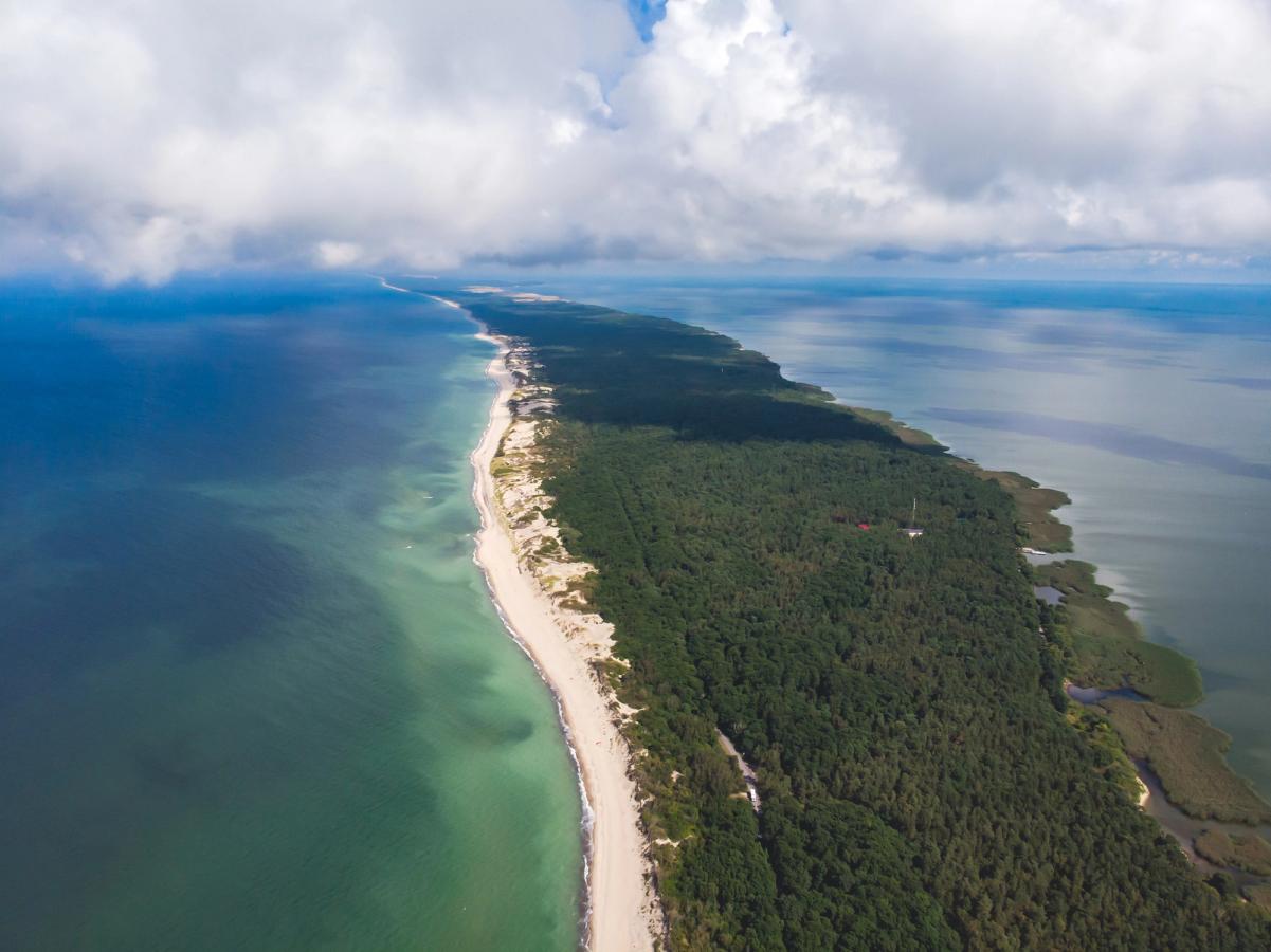 Bilden visar det Kuriska näset som sträcker sig så långt ögat når. Till vänster på bilden syns den vackra, långa vita sandstranden.
