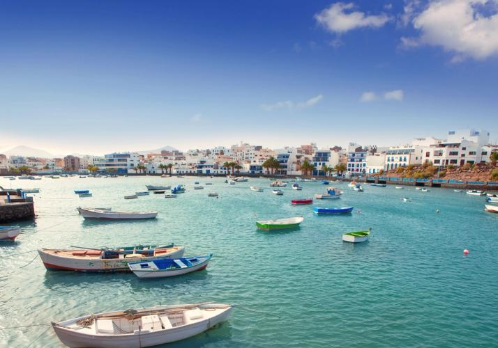 Utsikt over småbåthavnen og byen Arrecife på Lanzarote