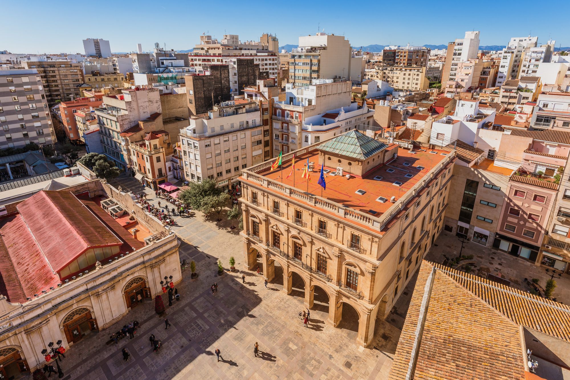 Luftfoto av Plaza Mayor i Castellón de la Plana med rådhuset og bygninger i sentrum av byen