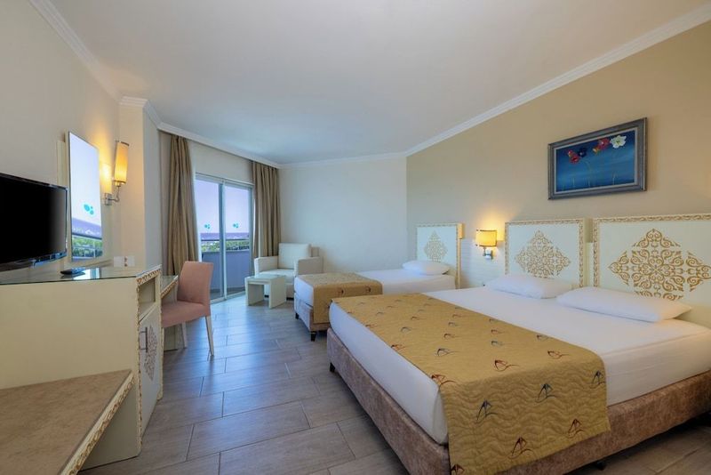 Crystal Admiral Resort Suites & Spa - Image 9