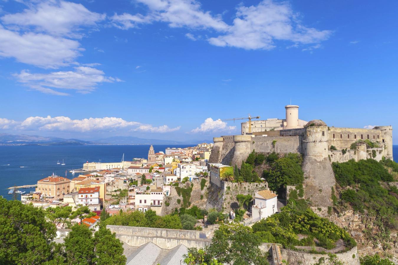 Utsikt over Gaeta og slottet på toppen av Monte Orlando