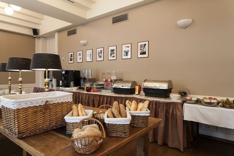 Hotel Carol - Image 6