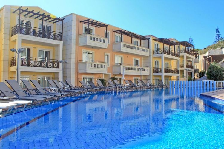 På Porto Kalamaki Hotel Apartments udenfor Chania kan du slappe af ved poolen.