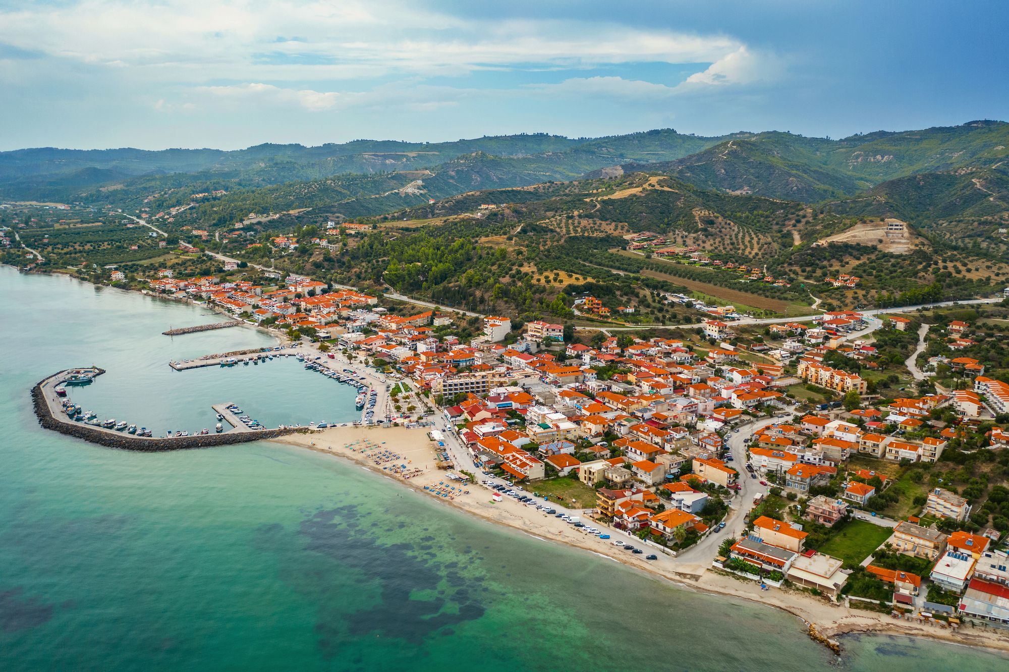 Udsigt over stranden, havnen og byen Nea Skioni på Halkidiki, Grækenland
