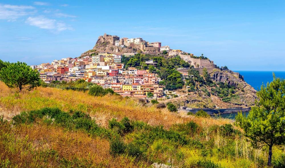 Udsigt over charmerende Castelsardo på Sardinien i Italien