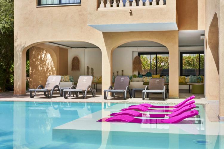 Sinfony Apartamentos tilbyder ferielejligheder med balkon og adgang til en fælles pool i Canyamel på Mallorca.