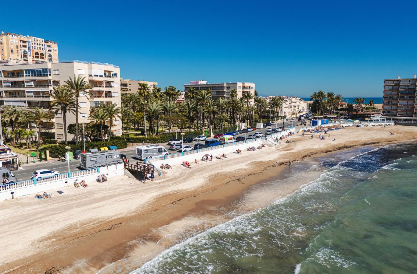 Utsikt over en av de deilige sandstrendene i Torrevieja på Costa Blanca