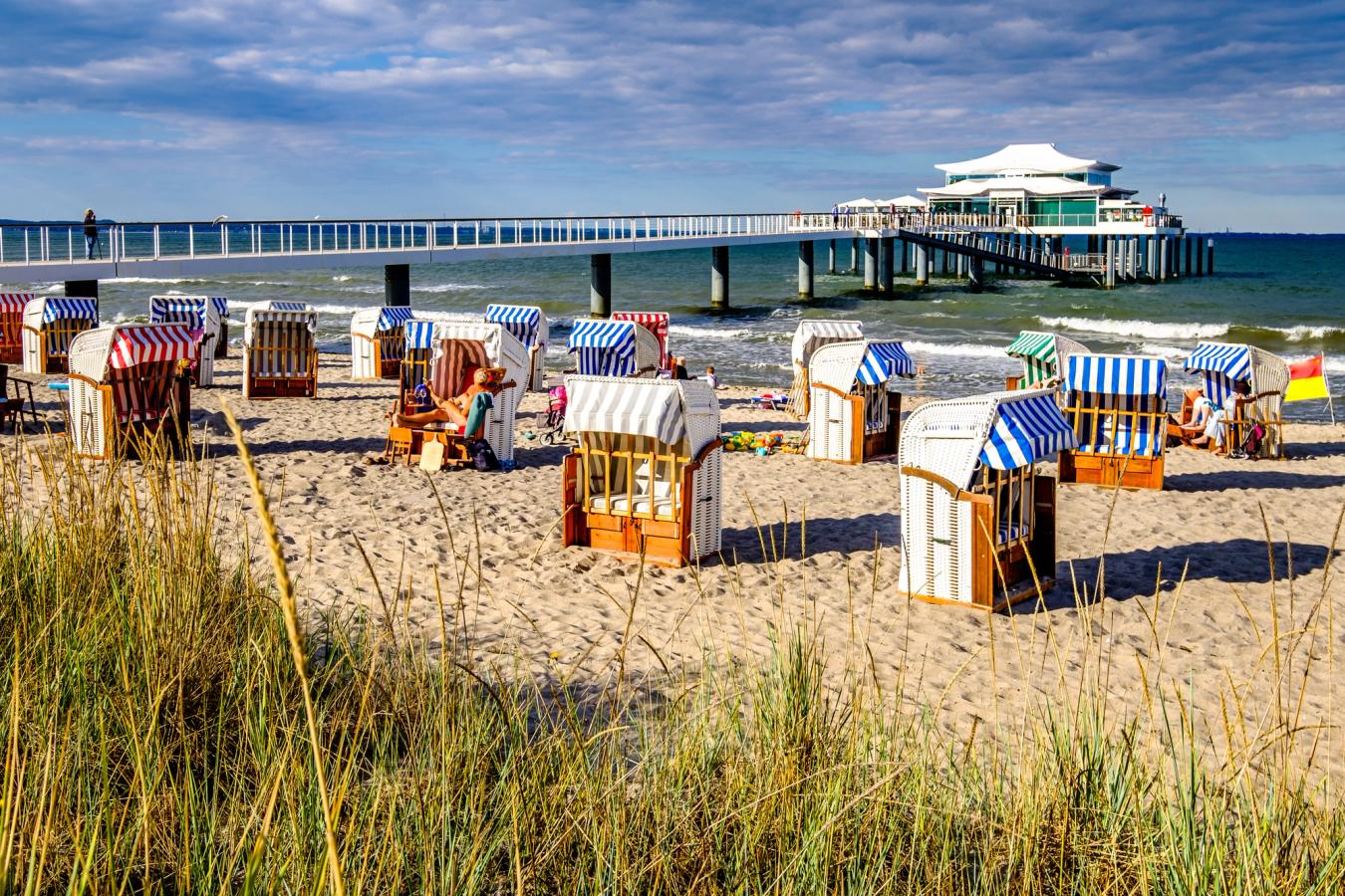 På bildet ser du den herlige brede sandstranden ved Timmendorfer Strand med massevis av "strandkurver" for avslapning