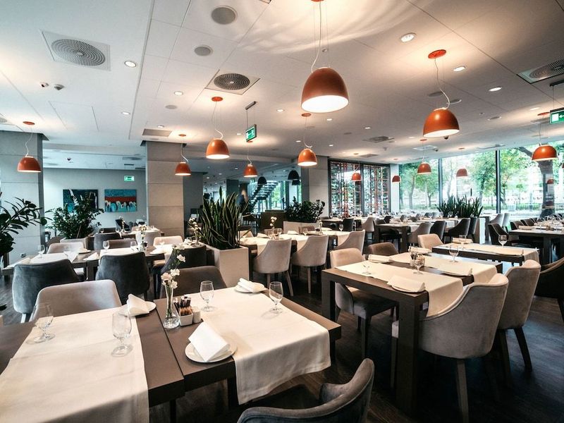 Q Hotel Plus Wroclaw - Image 9
