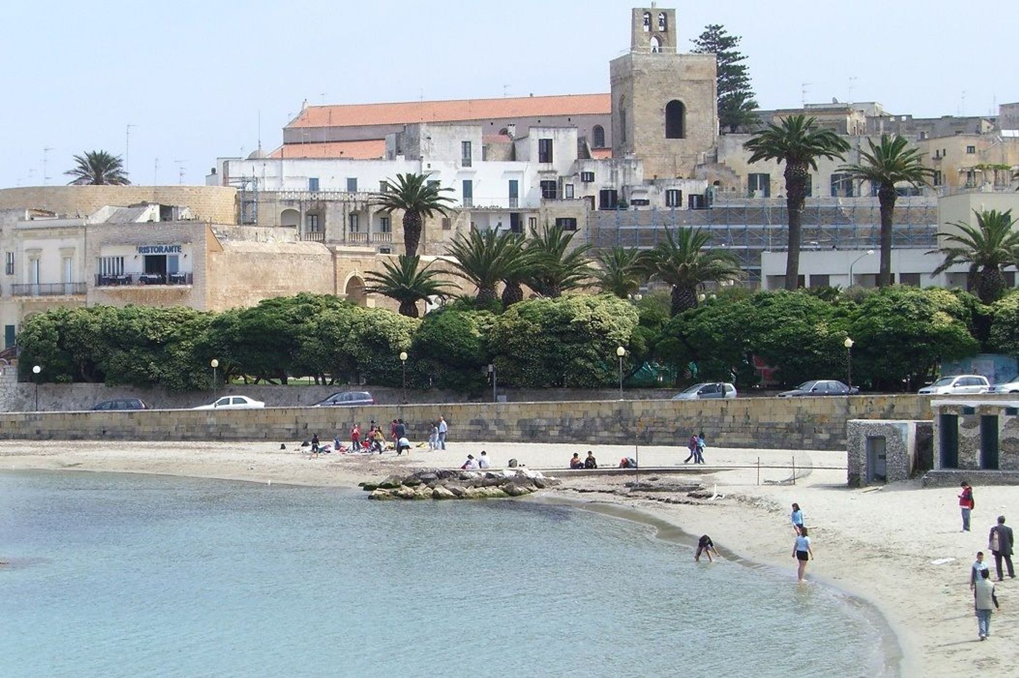 Udsigt over stranden og byen Otranto i Puglia ved Italiens Adriaterhavskyst
