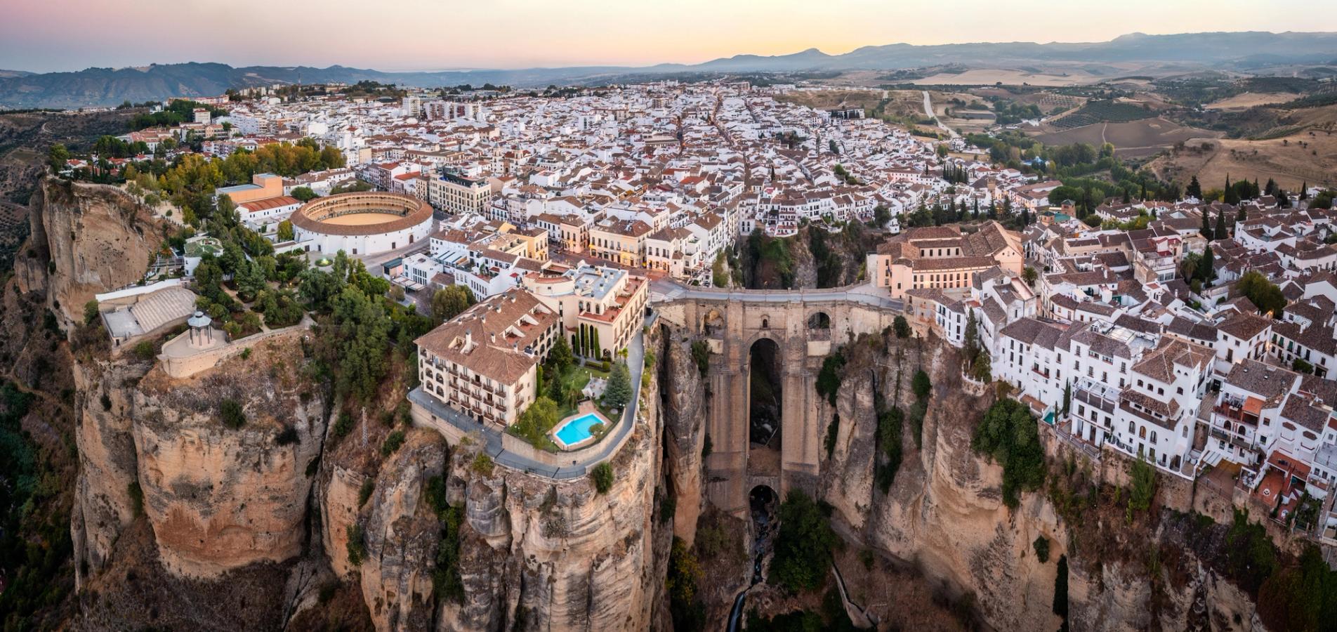 Panoramautsikt over byen Ronda og tyrefekterarenaen Plaza de Toros i Andalucia