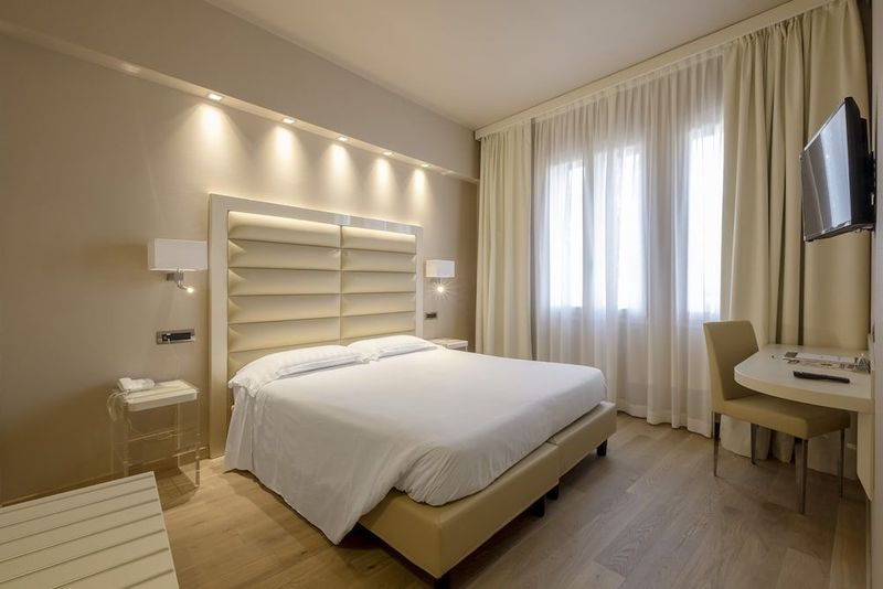 Hotel Touring - Image 10